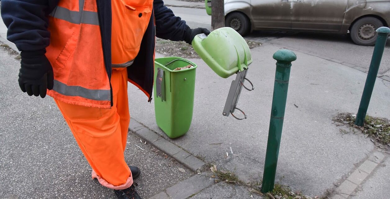 Új kukákkal rakták tele Budapestet a karácsony miatt: ez lesz az edények sorsa az ünnepek után – fotók