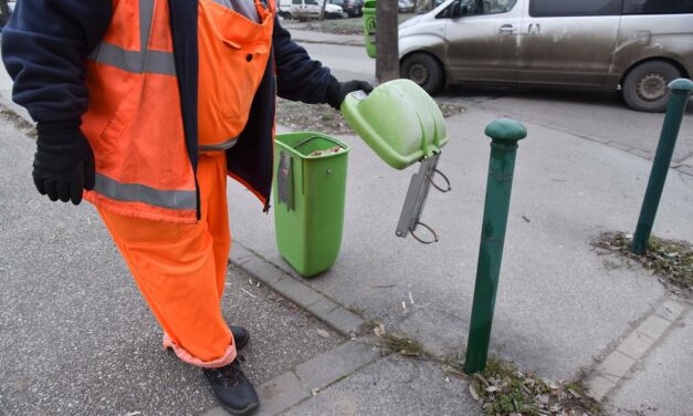 Új kukákkal rakták tele Budapestet a karácsony miatt: ez lesz az edények sorsa az ünnepek után – fotók