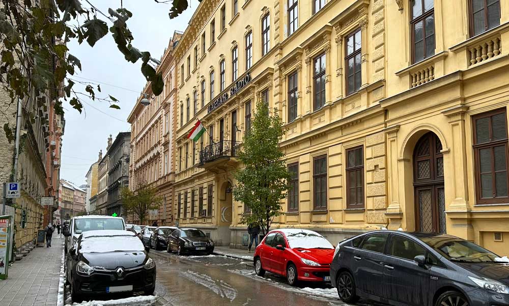 “Nem számít a pénz és több ezer ember életének biztonsága” – kiakadt a 8. kerület polgármestere a Magyar Rádió volt székházának bontása miatt