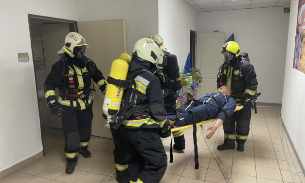 Szomorú szenteste: 196 esethez riasztották a tűzoltókat, Budapesten szén-monoxid mérgezés miatt is rohantak a lánglovagok