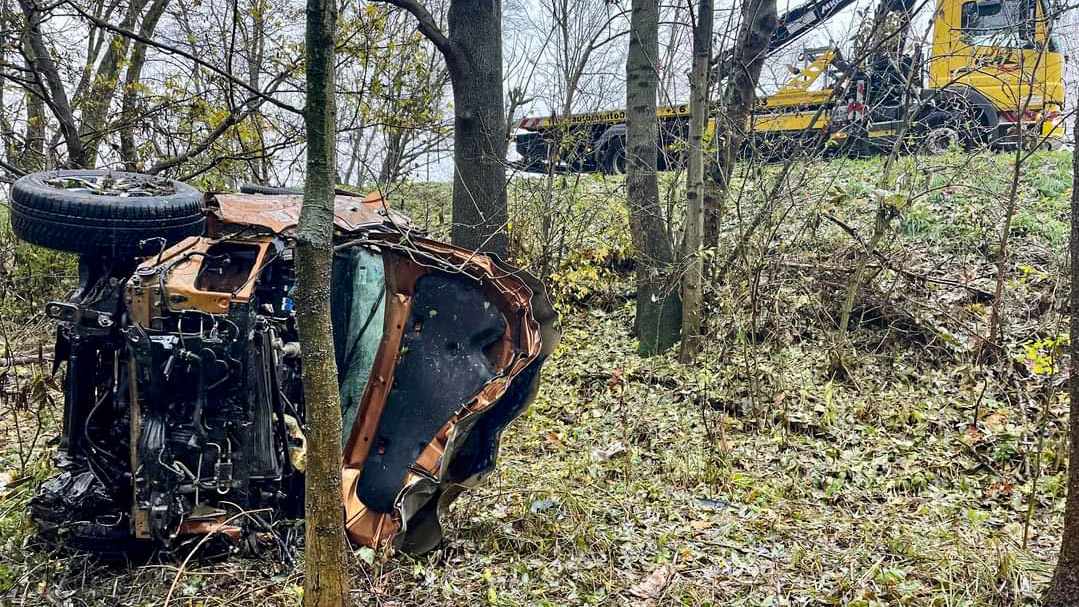Elaludt a pickup sofőrje a bicskei elkerülőn, lesodródott az útról és több fát kiöntött