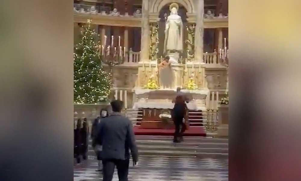 Botrány a Szent István-bazilikában: egy 20 éves nigériai cserediák felmászott az oltárra és mutogatta magát