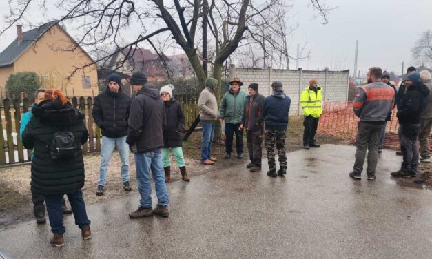 Botrány a Budapest-Belgrád vasútvonal építésénél, utcára mentek az igazukért az emberek Dunavarsányban