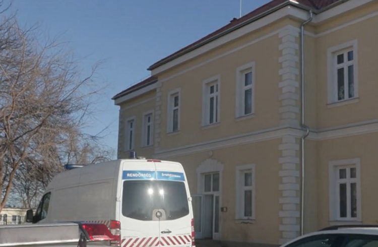 Döbbenetes: napokig éltek agyonvert nevelőanyjukkal egy lakásban a gyerekek, végül a 8 éves kislány hívta ki a rendőrséget