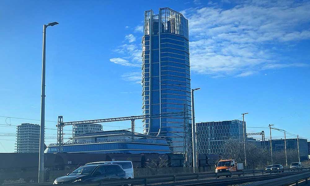 Lövöldözés a MOL-toronynál, tíz rendőrautó érkezett a helyszínre, aztán beindult az autós üldözés