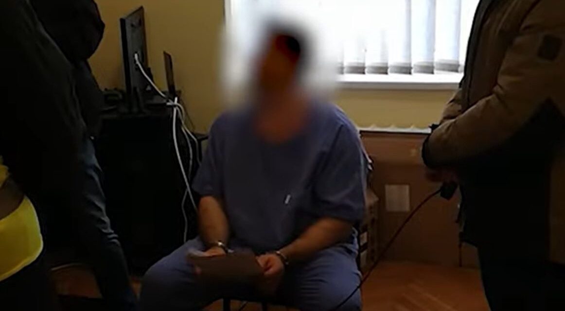 Milliókat kapott egy főorvos azért, hogy bizonyos gyógyszereket írjon fel rákos betegeknek: bilincsben vitték el munkahelyéről a dokit