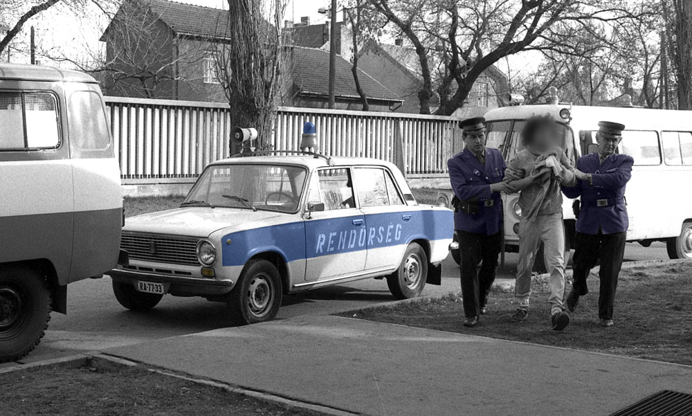 Bátorságpróbát tartott a ház előtt játszadozó gyerekeken, aztán nagyanyját és apját is kivégezte Tibor
