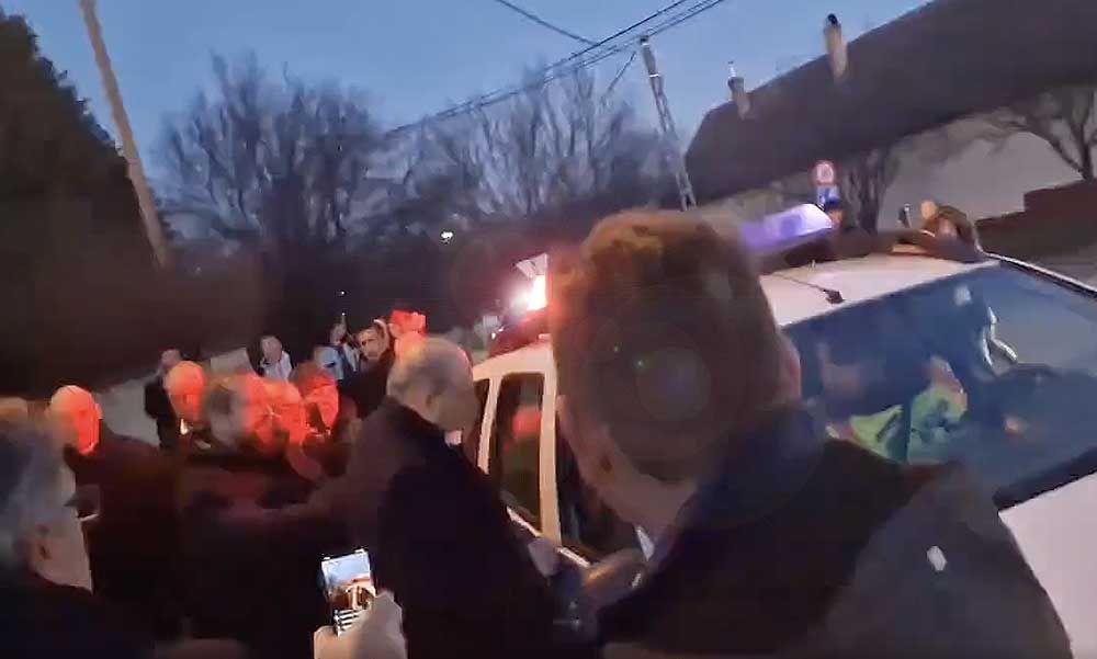 Rendőrautóval menekült a sóskúti polgármester a népharag elől, botrányba fulladt az akkufeldolgozó miatt összehívott lakossági fórum