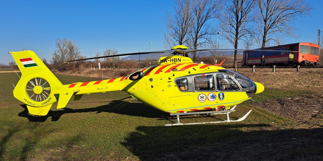 Kisiklott vonat Fehérvárcsurgónál: mentőhelikopter vitte kórházba a sofőrt, aki a tilos jelzés ellenére hajtott a sínekre