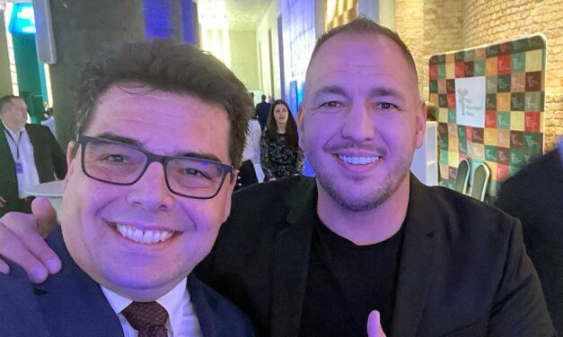 „Gyerekkorom óta fideszes vagyok” – kürtölte világgá Curtis, miután részt vett Orbán Viktor évértékelő beszédén