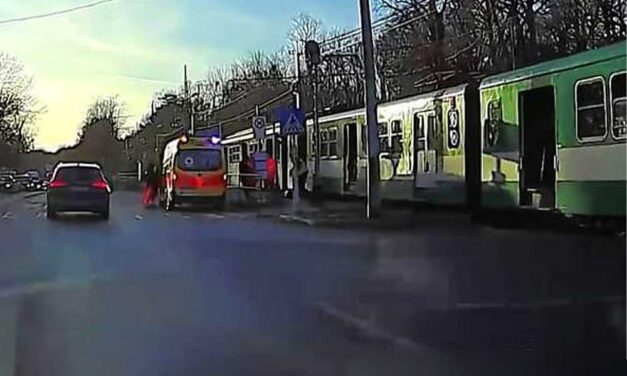 „A néni mellett ott hevert a retikülje. Biztosan sietett valahová” – halálra gázolt a HÉV egy idős asszonyt Gödöllőn, Dunakeszin a vonat ütött el egy embert