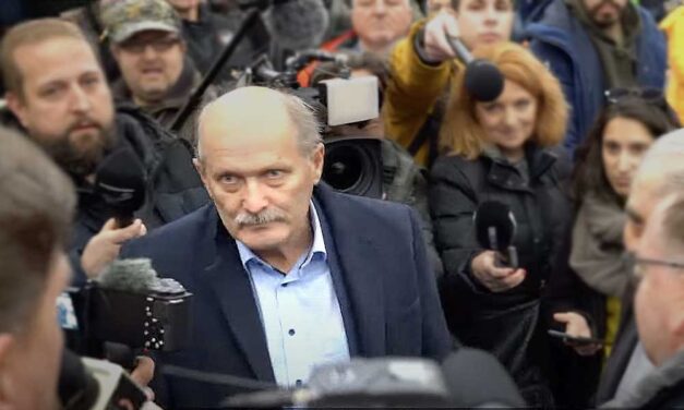 Belebukhat az akkufeldolgozó-botrányba Sóskút polgármestere, Kőnig Ferenc lemondását követelik a helyiek