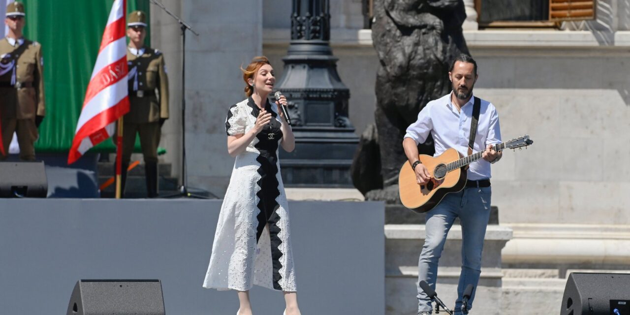 „Most vigyázz, hogy jól csináld, mert a legapróbb hibád megbosszulja önmagát” – énekelte Rúzsa Magdi Novák Katalinnak a beiktatási ünnepségén