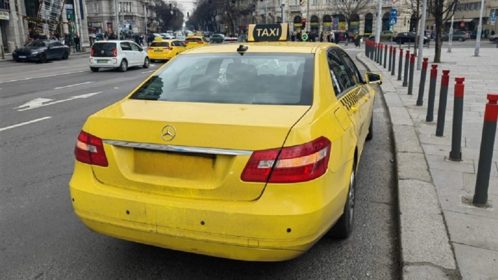 Pofátlan taxis hiéna: 12 200 forintos alapdíjjal dolgozott, ráadásul semmilyen engedélye nem volt a sofőrnek