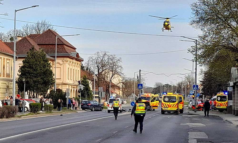 Oszlopnak csapódott egy gázoláshoz siető mentőautó: heten sérültek, két mentőhelikopter érkezett a helyszínre