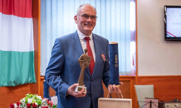 Gundel Takács Gábor Érd díszpolgára lett, a népszerű műsorvezető 25 éve él a városban