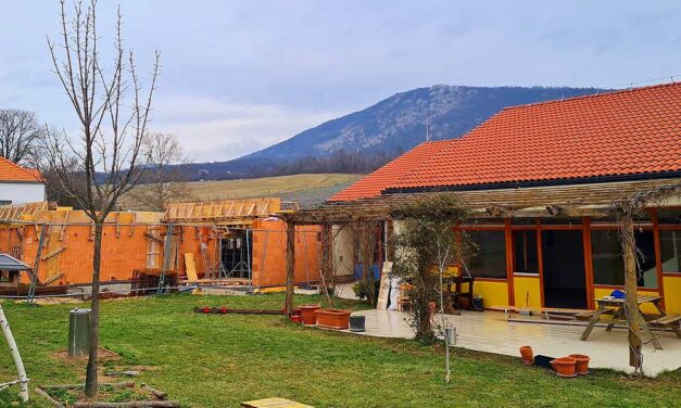 Balhé Pilisborosjenőn! Kiakadtak a helyiek, miután az önkormányzat közölte, hogy a konyhafelújítás miatt került porcukor helyett tisztítószer az ovisok kajájába