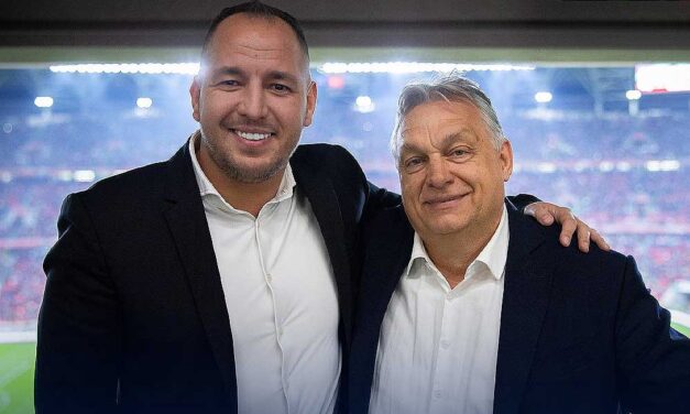 Orbán Viktor Curtissel szurkolta végig a magyar-török meccset: a miniszterelnök egy ölelkezős fotót posztolt a VIP-szektorból