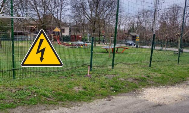 Felháborodás – A Tesco gigaraktárának 20 ezer voltos villanyvezetékét egy játszótérnél vezetik el Szigetszentmiklóson, az anyukák féltik a gyerekek egészségét