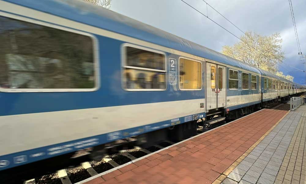 Gázolt a vonat Vecsésnél, a fél országot érinti a fennakadás, jelentősen változik a menetrend