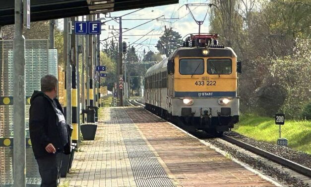 Tragédia Pilisen: levágta az állomásra beguruló vonat egy férfi lábát