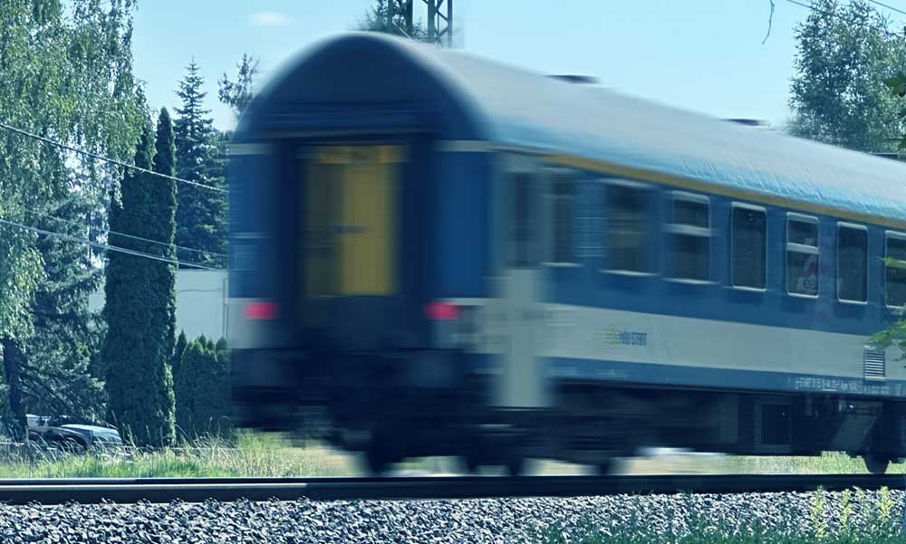 Tragédia! Felkapaszkodott két ember az IC ütközőjére, egyikük leesett a vonatról és szörnyethalt