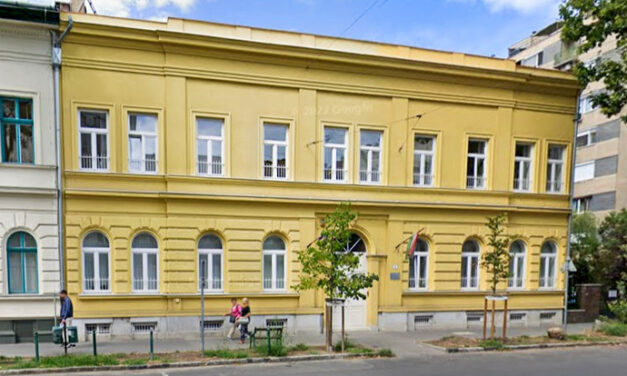 Meg sem szólalt a bíróságon a tízmilliókkal és 30 milliós luxusautóval megkent budapesti tankerületi vezető