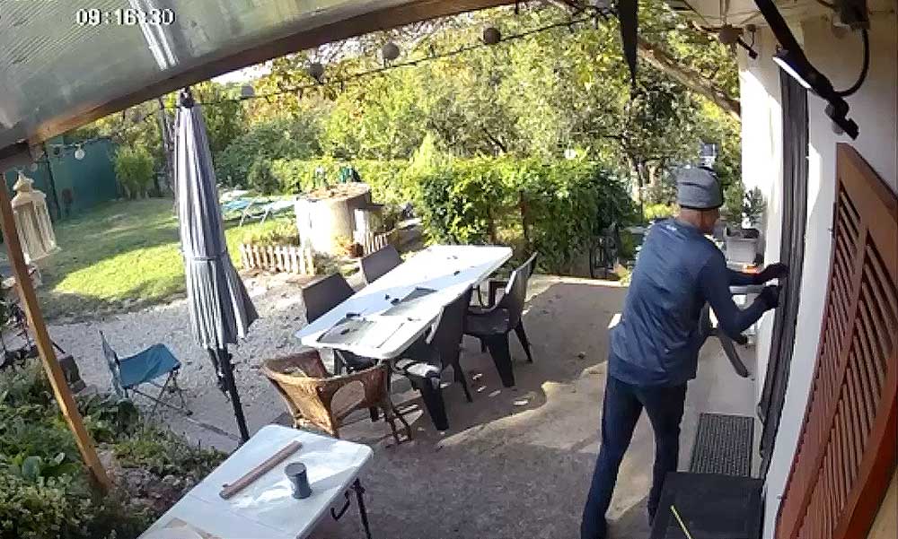Videó készült a betörőről, 100 ezer forintot adnak Biatorbágyon annak, aki segít megtalálni ezt a férfit