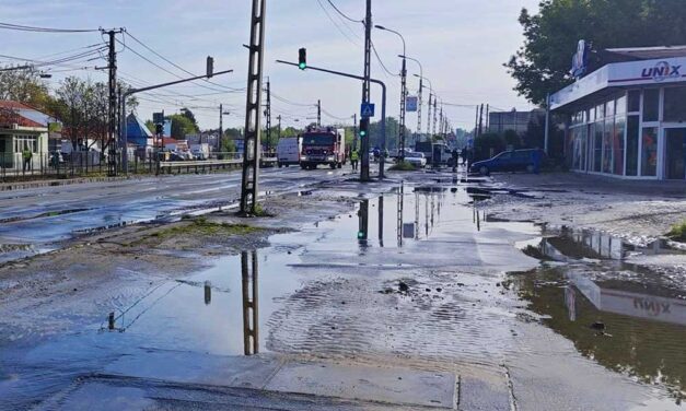 Brutális csőtörés a Kerepesi út végén, felszakadt az aszfalt, leállt a HÉV, elöntötte a víz a csomagautomatákat – FOTÓK