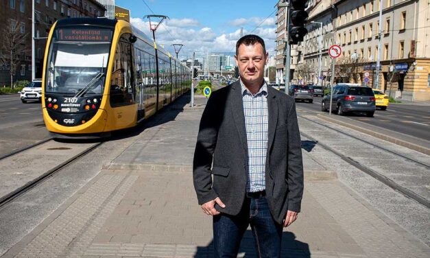 „Bántalmazták feltehetően, nagyon zavart volt” – megszólalt a rendőr, aki egy percen belül kétszer is megmentette egy nő életét a Róbert Károly körúton