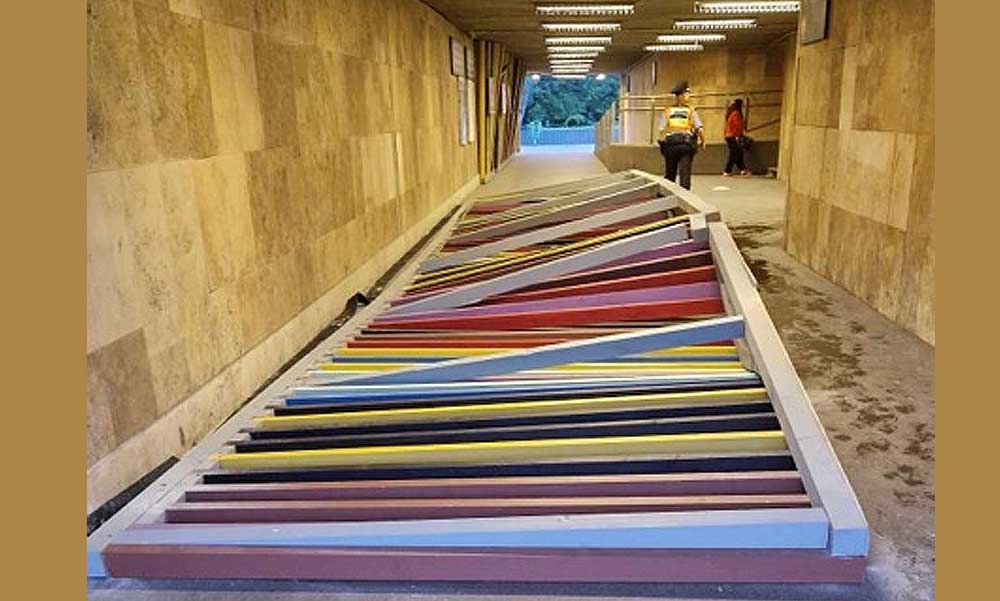 Ledőlt Óbudán, az aluljáróban felállított színes installáció:  egy embert kórházba kellett szállítani