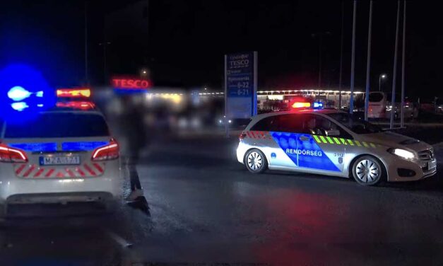 Rendőrségi razzia a Tesco parkolókban, az illegális gyorsulási versenyekre összegyűlt tömeg nem menekülhetett a bírság elől