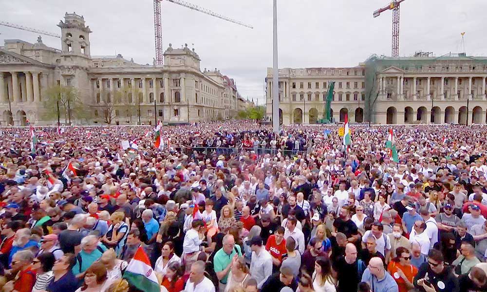 Óriási kormányellenes tüntetés a Parlamentnél: Nagy Ervinnel és Caramel dalával kezdődött, aztán durvákat állított Szigetszentmiklós polgármestere Kövér Lászlóról és a DK-ról a színpadon