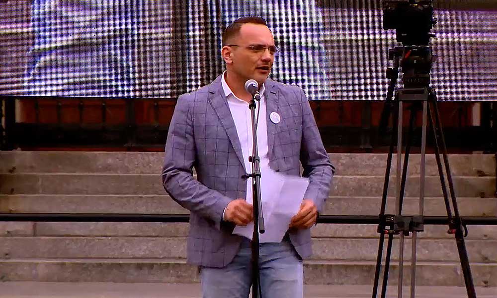 Balhé Szigetszentmiklóson: leköpte a polgármestert az adventi gyertyagyújtáskor egy helyi lakos, Nagy János válaszul pofon vágta a férfit