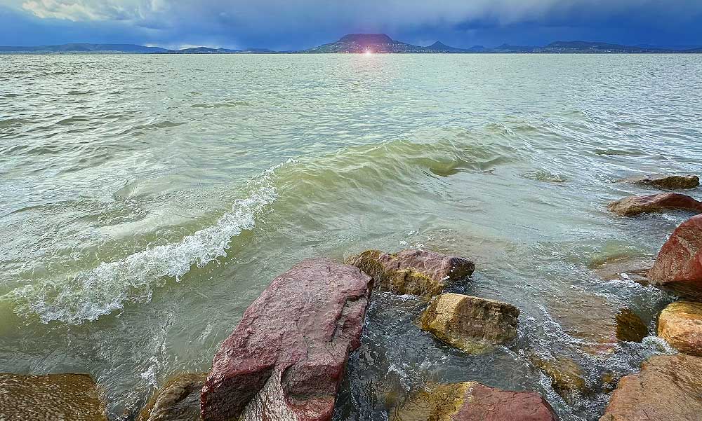 Elkezdődött a 90. viharjelzés szezon a Balatonnál, erre figyelj, ha felvillannak a fények
