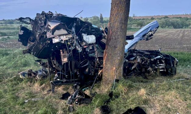 A 11 éves unoka hivhatott segítségét az életveszélyesen megsérült nagymamájához, miután a luxus Merci 200 km/h-val letarolta őket: a sportautó utasai szörnyethaltak