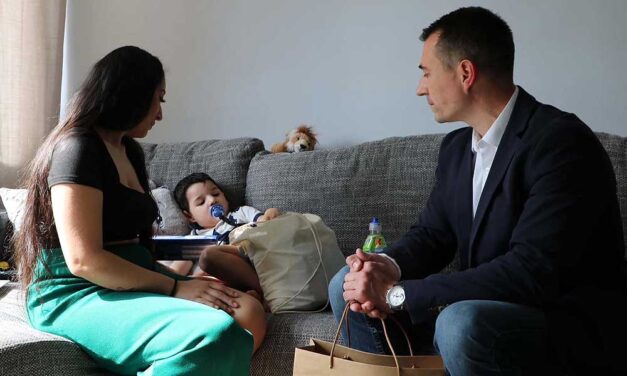 „Jonatán isteni csodának köszönhetően túlélte” -meglátogatta otthonában az ötödik emeletről kizuhant 3 éves kisfiút Csepel polgármestere
