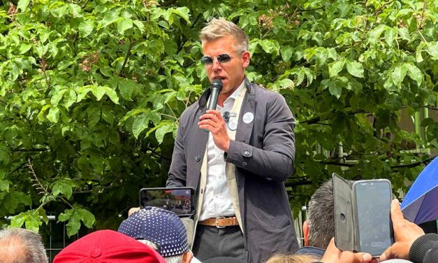 Balhé Etyeken! Magyar Péter ellen hergelte a helyieket Zólyomi Tamás fideszes polgármester, rendőri intézkedésre is szükség volt