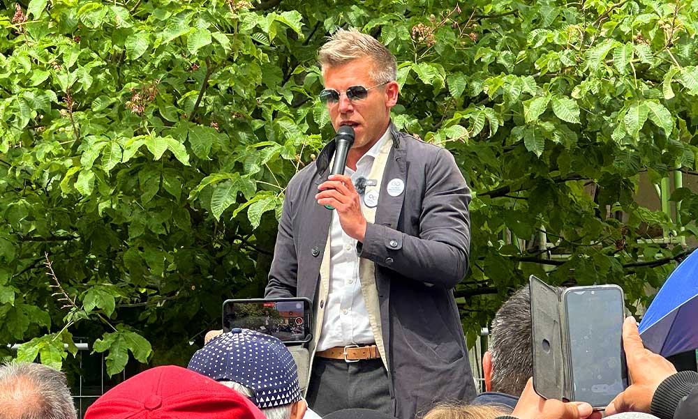Balhé Etyeken! Magyar Péter ellen hergelte a helyieket Zólyomi Tamás fideszes polgármester, rendőri intézkedésre is szükség volt