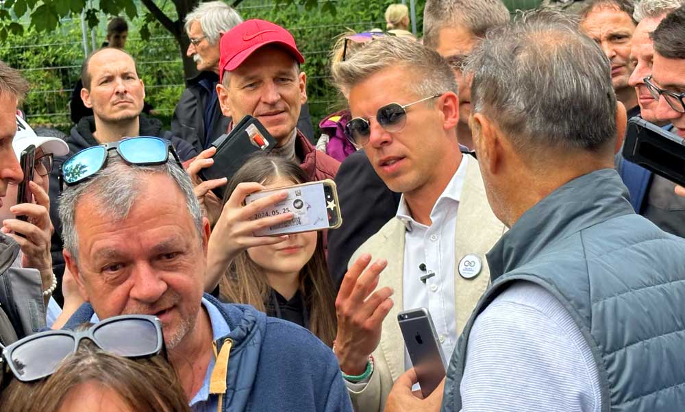 „Még a nap is kisütött” – ujjongó tömeg és óriási rendőri készültség várta Magyar Pétert Budaörsön