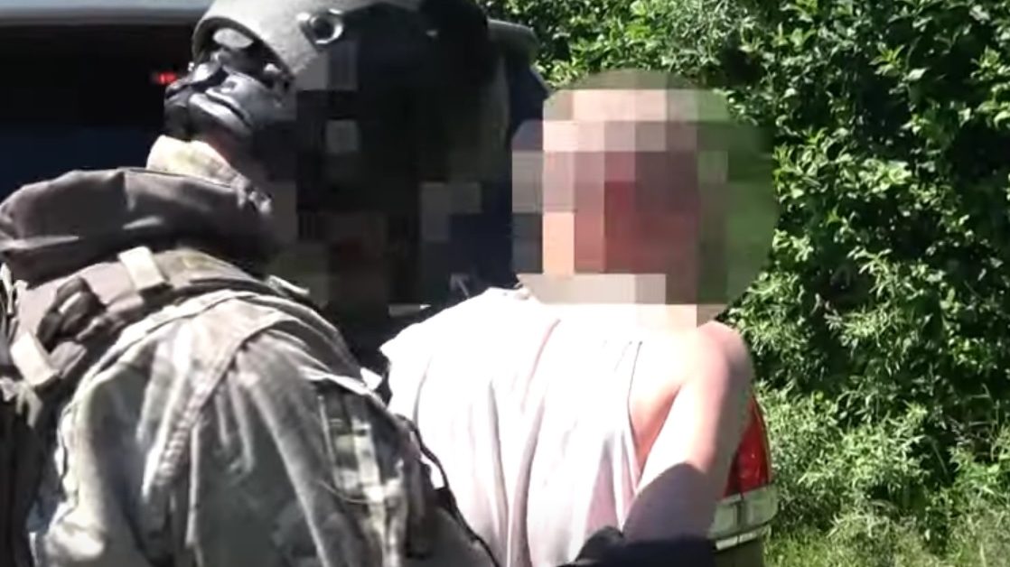 Fagolyóval dobálta az asszony fejét, majd az asztal lábához kötözte élettársát a küzdősportot űző férfi