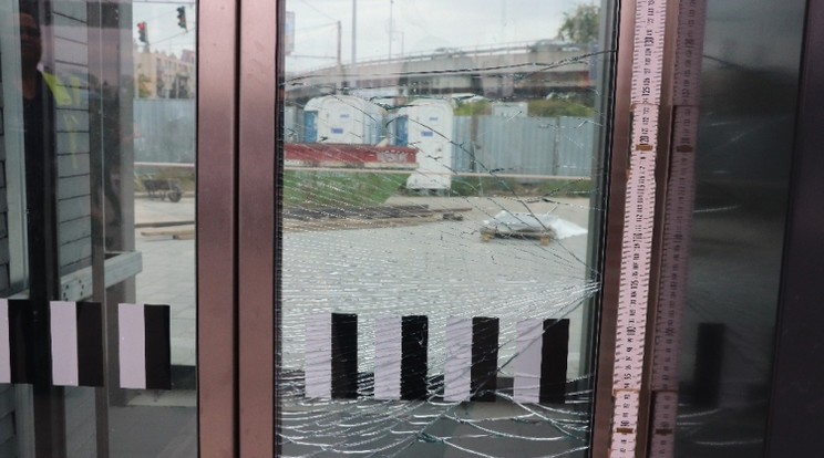 Őrjöngve verekedtek és rongáltak a Határ úti metrómegállóban, több milliós lett a tombolás vége