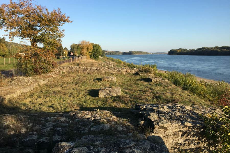 Verőcei hajóbaleset: a Duna kerítéses szakaszán vergődött partra a súlyosan sérült férfi, a helyiek összefogással segítik a túlélők után kutatókat
