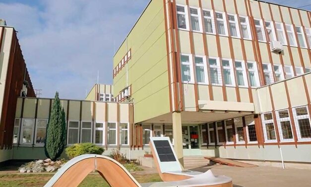 Botrány Bonyhádon: 13 éves tanítványával létesíthetett kapcsolatot egy általános iskolai tanár, a helyiek szerint a pedagógus ügyét politikai okokból megpróbálják eltussolni