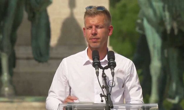 Magyar Péter: „Felszámoljuk közösen az Orbán-Tiborcz-Mészáros részvénytársaságot” – óriási tömeg van a Hősök terén