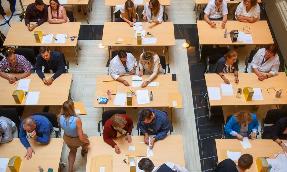 Végeztek az érvénytelen szavazatok újraszámolásával, nemsokára kihirdetik, hogy Karácsony vagy Vitézy nyerte-e a főpolgármester választást.