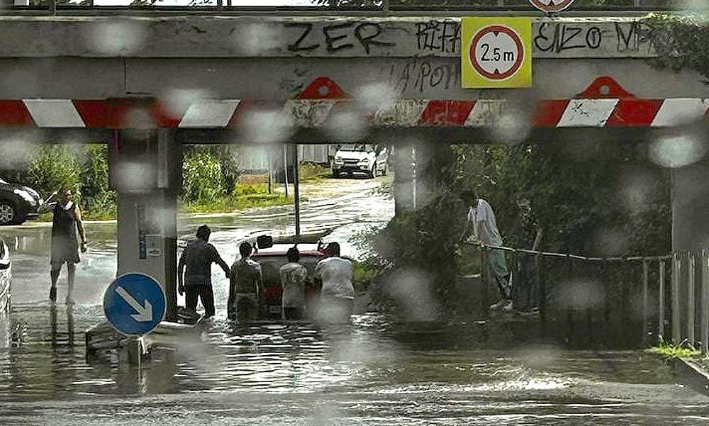 Óriási felhőszakadás: Elöntötte a víz Szigetszentmiklós egy részét, megbénult a közlekedés