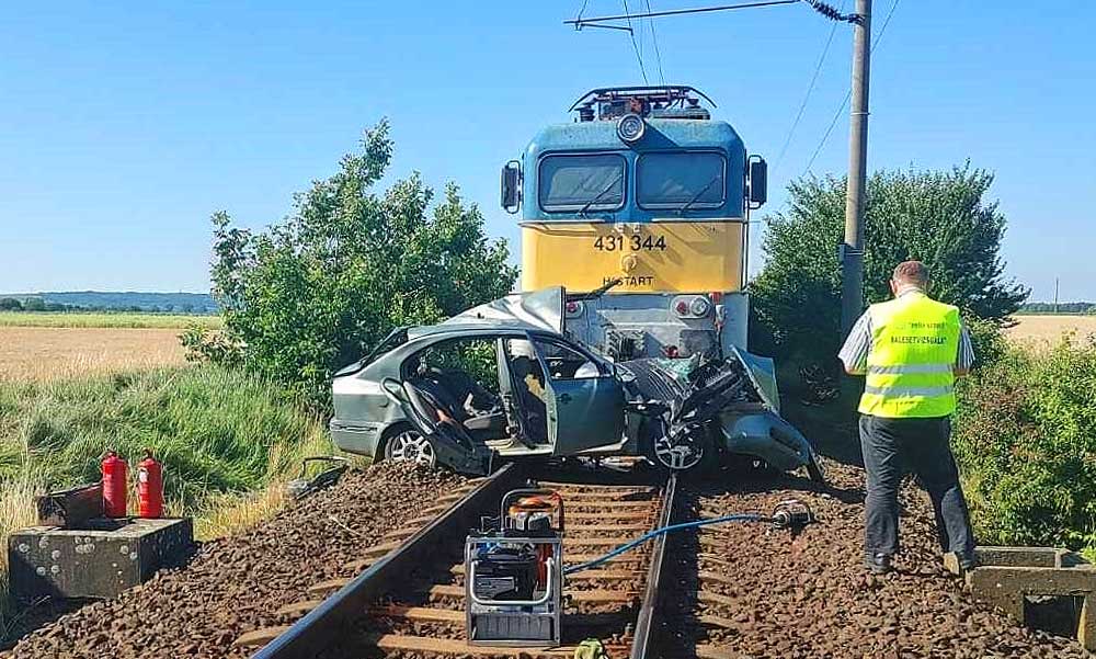 Fekete nap a MÁV-nál: hárman meghaltak Méránál, miután autójuk egy vonattal ütközött, Piliscsabán szarvast gázolt egy szerelvény