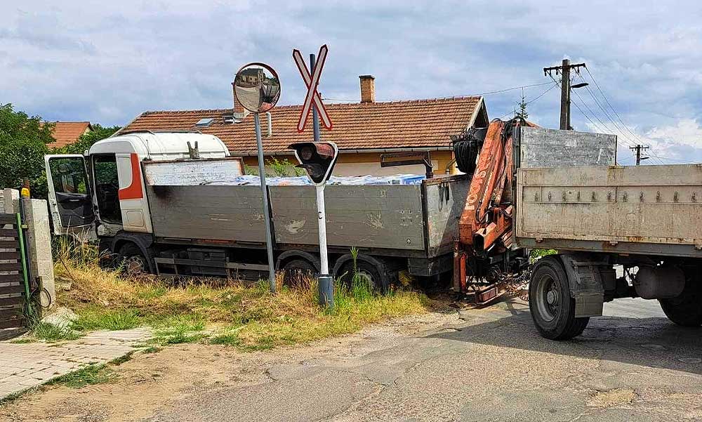 Újabb súlyos baleset Veresegyházon: a délelőtti gázolás után egy teherautó csapódott a vasúti sínekre, áll a vonatközlekedés