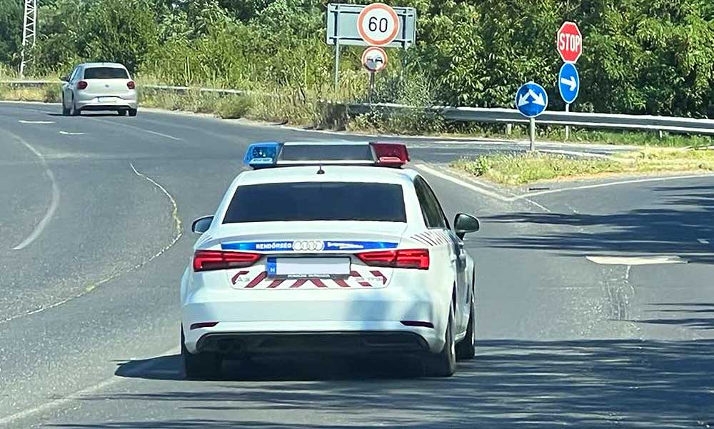 Szökésben van a nő, akinek azért kellett volna bíróság elé állnia, mert barátja rábeszélte, hogy vonják be szerelmi életükbe a lányát